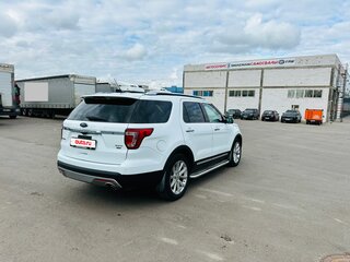 2016 Ford Explorer V Рестайлинг, белый, 2250000 рублей, вид 5