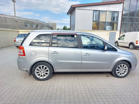 2012 Opel Zafira B Рестайлинг, серебристый, 600000 рублей - вид 2