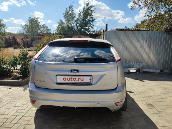 2011 Ford Focus II Рестайлинг, серебристый, 550000 рублей - вид 1