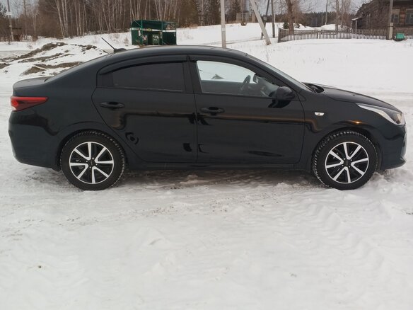 2018 Kia Rio IV, чёрный, 1455000 рублей - вид 2