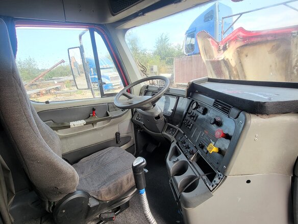 2002 Freightliner Columbia, красный, 1450000 рублей - вид 18