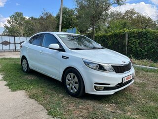 2015 Kia Rio III Рестайлинг, белый, 1050000 рублей, вид 3