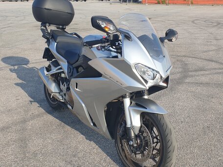 2017 Honda VFR 800, серебристый, 760000 рублей, вид 2