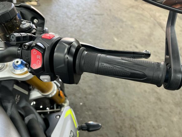 2021 Triumph Speed Triple, серый, 1520000 рублей - вид 31