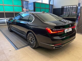 2020 BMW 7 серии Long 730Ld xDrive VI (G11/G12) Рестайлинг, чёрный, 7000000 рублей, вид 4