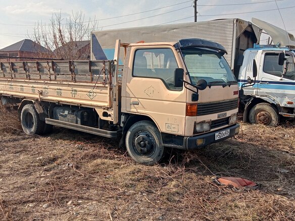 1990 Mazda Titan, бежевый, 900000 рублей - вид 4