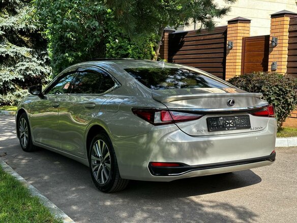 2022 Lexus ES 300h VII Рестайлинг, серый - вид 3