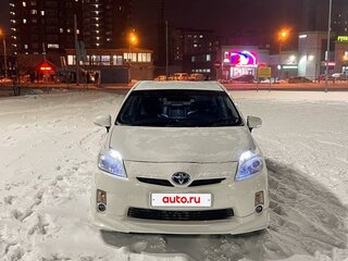 2011 Toyota Prius III Рестайлинг (XW30), белый, 1200000 рублей, вид 3