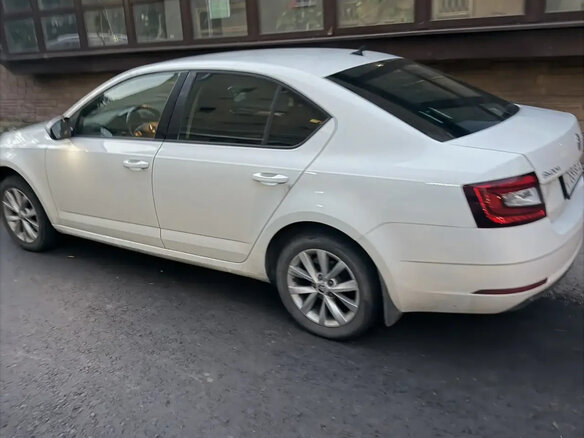 2018 Skoda Octavia III (A7) Рестайлинг, белый, 2040000 рублей - вид 5