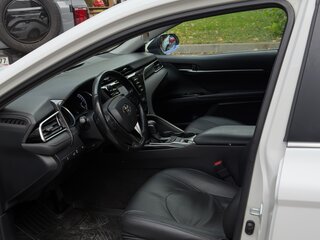 2020 Toyota Camry VIII (XV70), белый, 1990000 рублей, вид 4