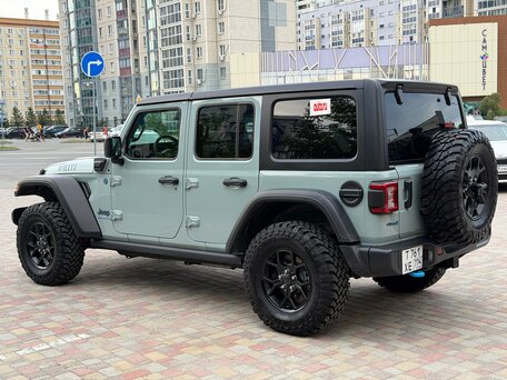 2024 Jeep Wrangler 4xe IV (JL) Рестайлинг, серебристый, 6850000 рублей, вид 5
