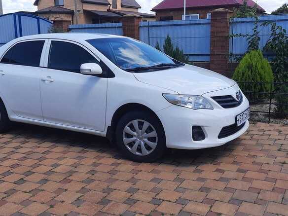 2011 Toyota Corolla X (E140, E150) Рестайлинг, белый, 760000 рублей - вид 1