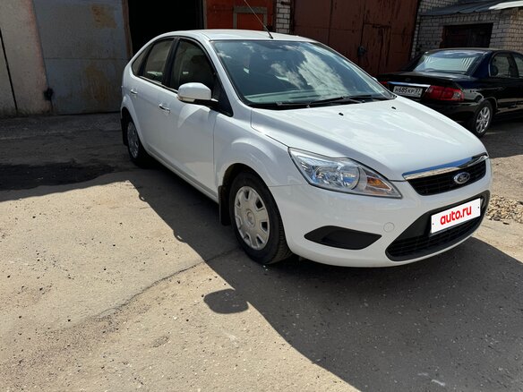 2011 Ford Focus II Рестайлинг, белый, 1000000 рублей - вид 2