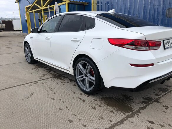 2018 Kia Optima IV Рестайлинг, белый, 1400000 рублей - вид 1