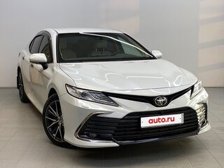 2021 Toyota Camry VIII (XV70) Рестайлинг, белый, 4200000 рублей, вид 3
