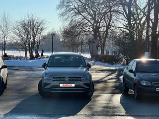 2021 Volkswagen Tiguan II Рестайлинг, бежевый, 3820000 рублей, вид 4