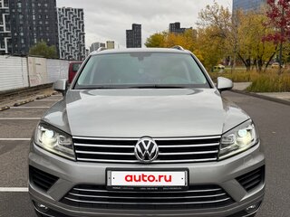 2017 Volkswagen Touareg II Рестайлинг, серебристый, 3550000 рублей, вид 2