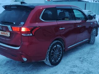 2020 Mitsubishi Outlander PHEV III Рестайлинг 3, красный, 3600000 рублей, вид 4