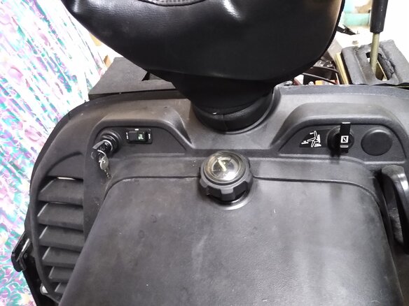 2004 Polaris Widetrak LX, красный - вид 4