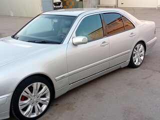 2001 Mercedes-Benz E-Класс 200 II (W210, S210) Рестайлинг, серебристый, 500000 рублей, вид 1