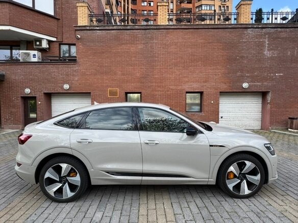 2021 Audi e-tron Sportback 55 I, серый, 6400000 рублей - вид 3
