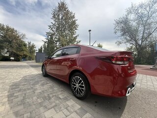 2021 Kia Rio IV Рестайлинг, красный, 1650000 рублей, вид 4