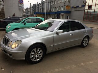 2003 Mercedes-Benz E-Класс 240 III (W211, S211), серебристый, 750000 рублей, вид 3