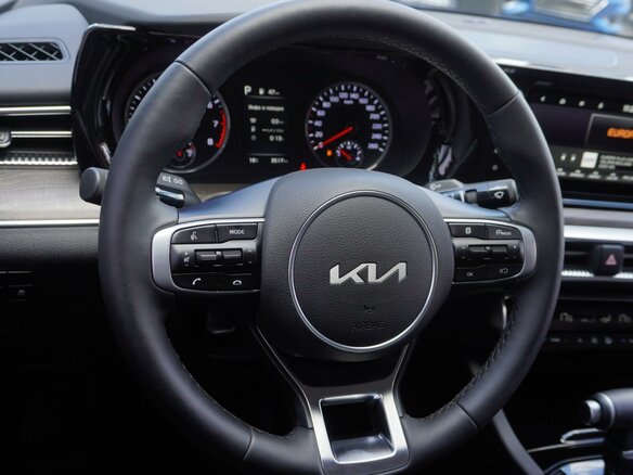 2022 Kia K5 III, синий, 3850000 рублей - вид 11