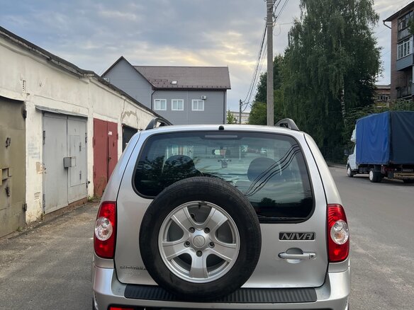 2011 Chevrolet Niva I Рестайлинг, серый, 520000 рублей - вид 3