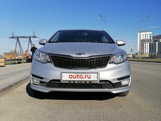 2015 Kia Rio III Рестайлинг, серебристый, 900000 рублей, вид 4