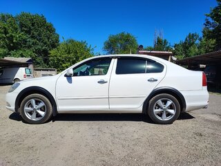 2010 Skoda Octavia II (A5) Рестайлинг, белый, 950000 рублей, вид 3
