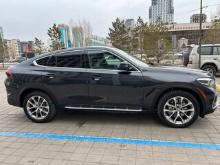 2022 BMW X6 40i III (G06), серый, 7800000 рублей, вид 3