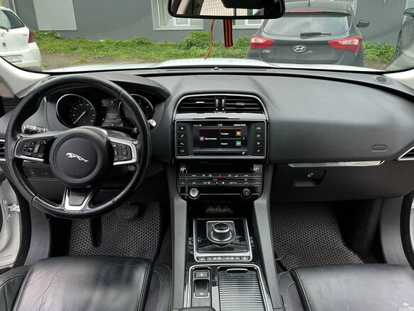 2017 Jaguar F-Pace I, белый, 2500000 рублей - вид 6