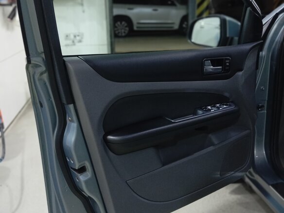 2010 Ford Focus II Рестайлинг, серый, 810000 рублей - вид 8