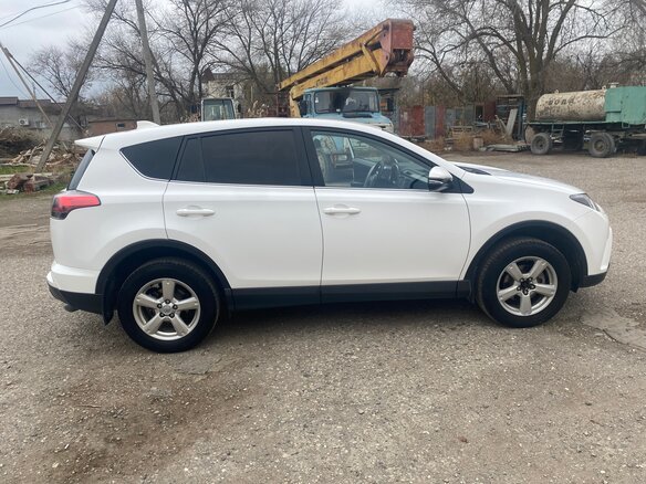 2017 Toyota RAV4 IV (XA40) Рестайлинг, белый, 2400000 рублей - вид 3