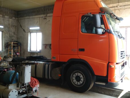 2010 Volvo FH, оранжевый, 4100000 рублей, вид 2