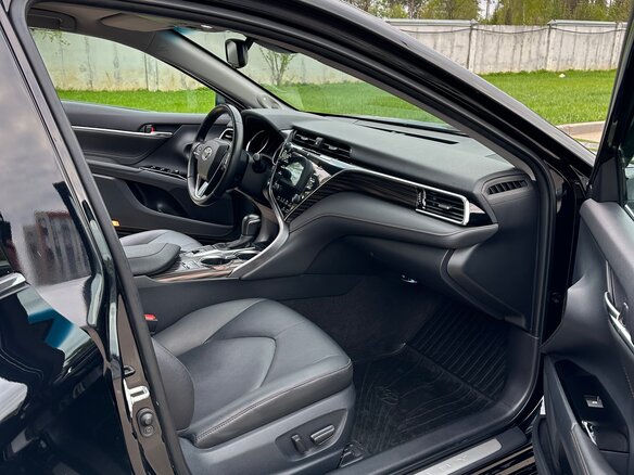 2021 Toyota Camry VIII (XV70), чёрный, 3550000 рублей - вид 14