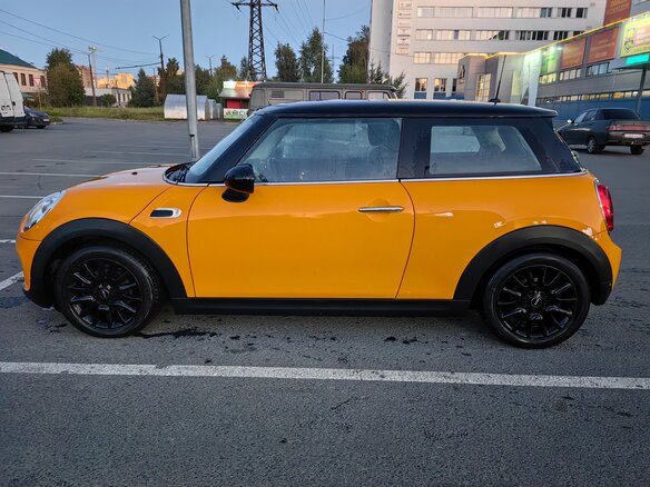 2017 Mini Hatch Cooper III (F55/F56), оранжевый, 1490000 рублей - вид 1