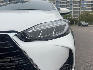 2022 Toyota Yaris L X XP150 Рестайлинг, белый, 1450000 рублей, вид 2