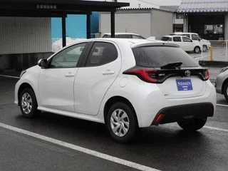 2023 Toyota Yaris IV, белый, 1250000 рублей, вид 5