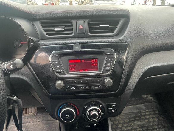 2014 Kia Rio 4-speed III, белый, 550000 рублей - вид 12