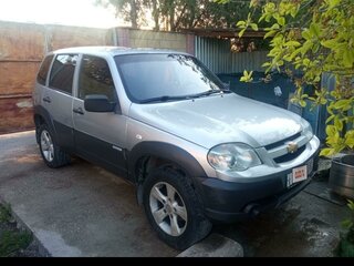 2011 Chevrolet Niva I Рестайлинг, серебристый, 460000 рублей, вид 1