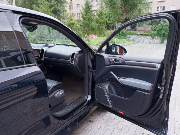 2015 Porsche Cayenne Turbo II Рестайлинг (958), синий, 5000000 рублей - вид 19