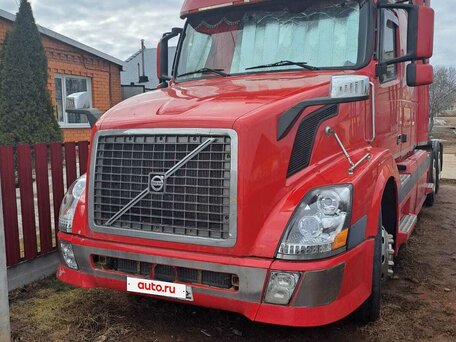2003 Volvo VNL, красный, 2000000 рублей, вид 5