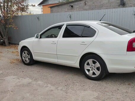 2013 Skoda Octavia II (A5) Рестайлинг, белый, 949000 рублей, вид 4