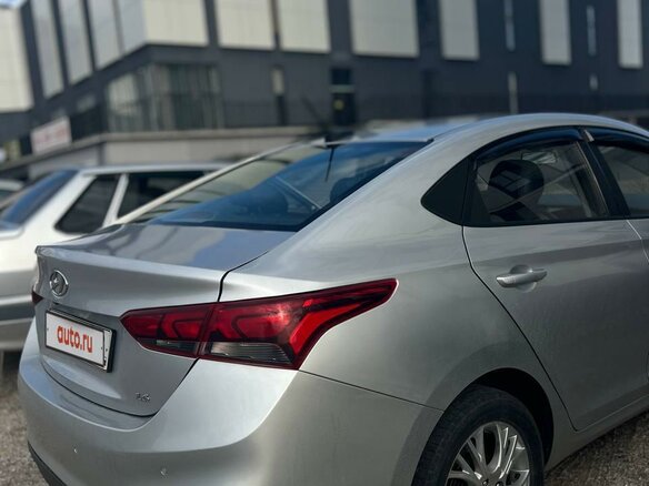 2019 Hyundai Solaris II, серебристый, 1350000 рублей - вид 3