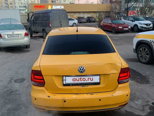 2016 Volkswagen Polo V Рестайлинг, жёлтый, 670000 рублей - вид 4