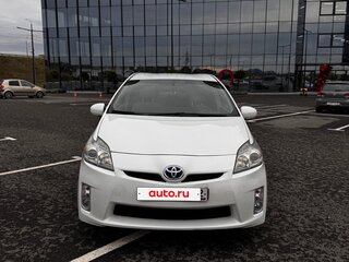 2010 Toyota Prius III (XW30), белый, 1100000 рублей, вид 2