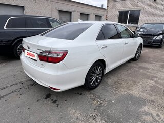 2016 Toyota Camry VII (XV50) Рестайлинг, белый, 2420000 рублей, вид 3