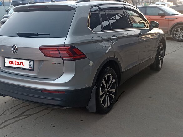 2019 Volkswagen Tiguan II, серый, 2000000 рублей - вид 4
